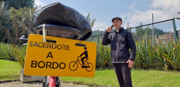 Sacerdote a borde Colombia Padre Santiago